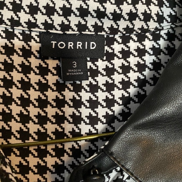 Torrid Houndstooth Blouse Size 3X - Picture 3 of 6